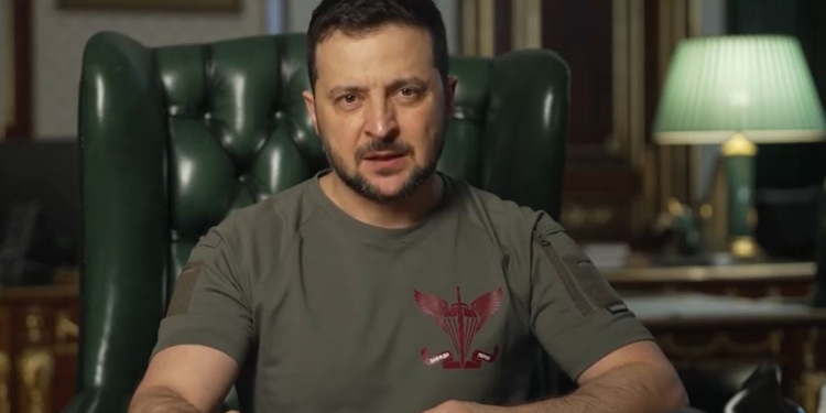 Зеленський в футболці від десантників подякував їм і закликав світ визнати рф країною-терористом (ВІДЕО)