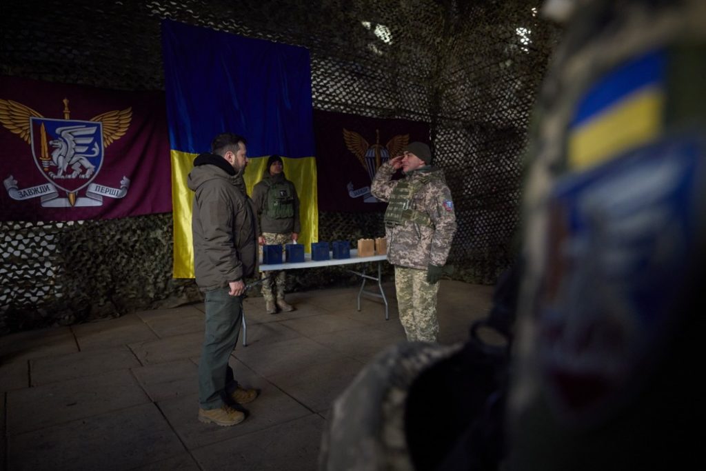 У День ЗСУ Зеленський зустрівся з українськими військовими на Донбасі та вручив їм державні нагороди (ФОТО) 1