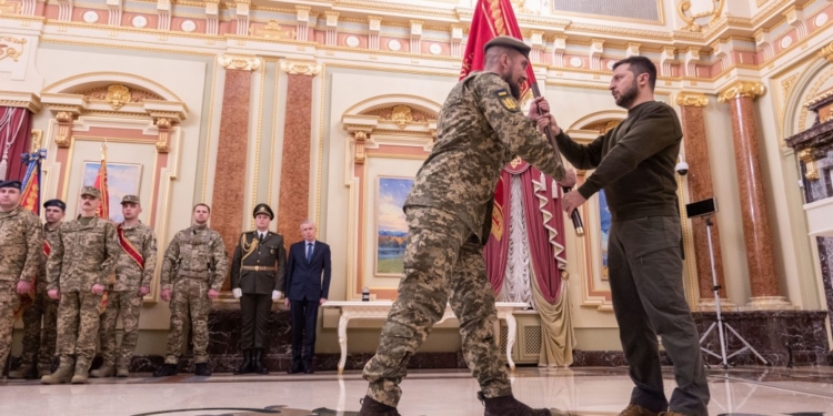 Зеленський присвоїв звання Героя України, вручив бойові прапори, почесні найменування та стрічки почесної відзнаки Президента. Серед нагороджених є і миколаївські десантники