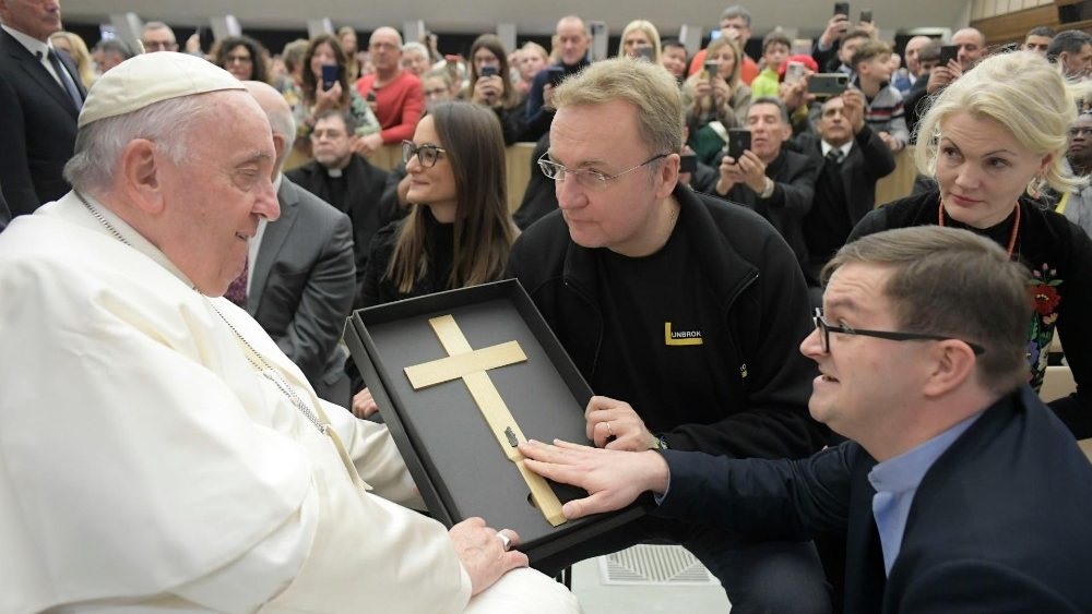 Мер Львова подарував Папі Римському хрест із осколком ракети, який був вийнятий з тіла пораненої дівчинки (ФОТО) 3