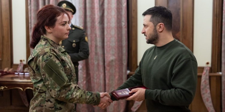 Україна вже звільнила 1331 героя. Зеленський вручив державні нагороди звільненим з полону захисникам (ВІДЕО)