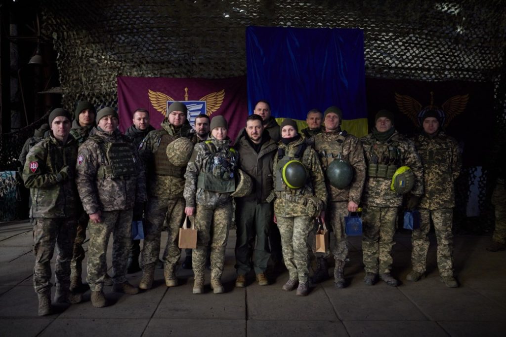 У День ЗСУ Зеленський зустрівся з українськими військовими на Донбасі та вручив їм державні нагороди (ФОТО) 19
