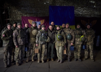 У День ЗСУ Зеленський зустрівся з українськими військовими на Донбасі та вручив їм державні нагороди (ФОТО)