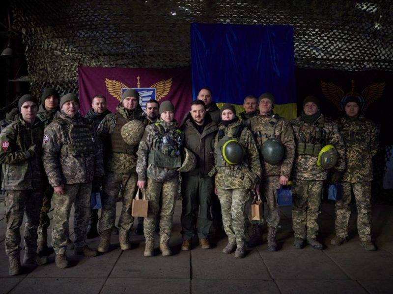 У День ЗСУ Зеленський зустрівся з українськими військовими на Донбасі та вручив їм державні нагороди (ФОТО)