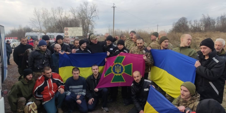 Україна повертає своїх: ще 50 військовослужбовців звільнили з російського полону (ФОТО)