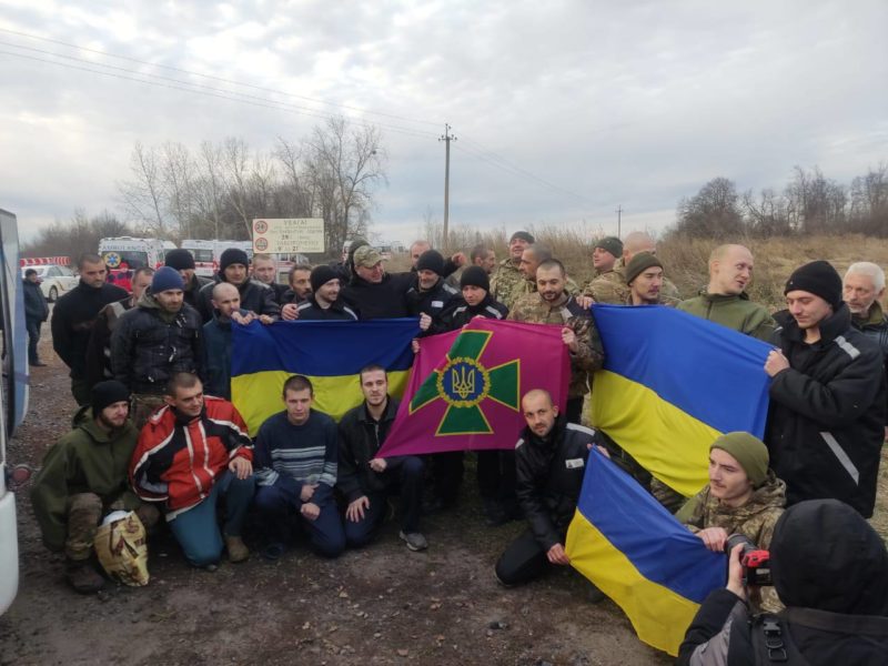 Україна повертає своїх: ще 50 військовослужбовців звільнили з російського полону (ФОТО)
