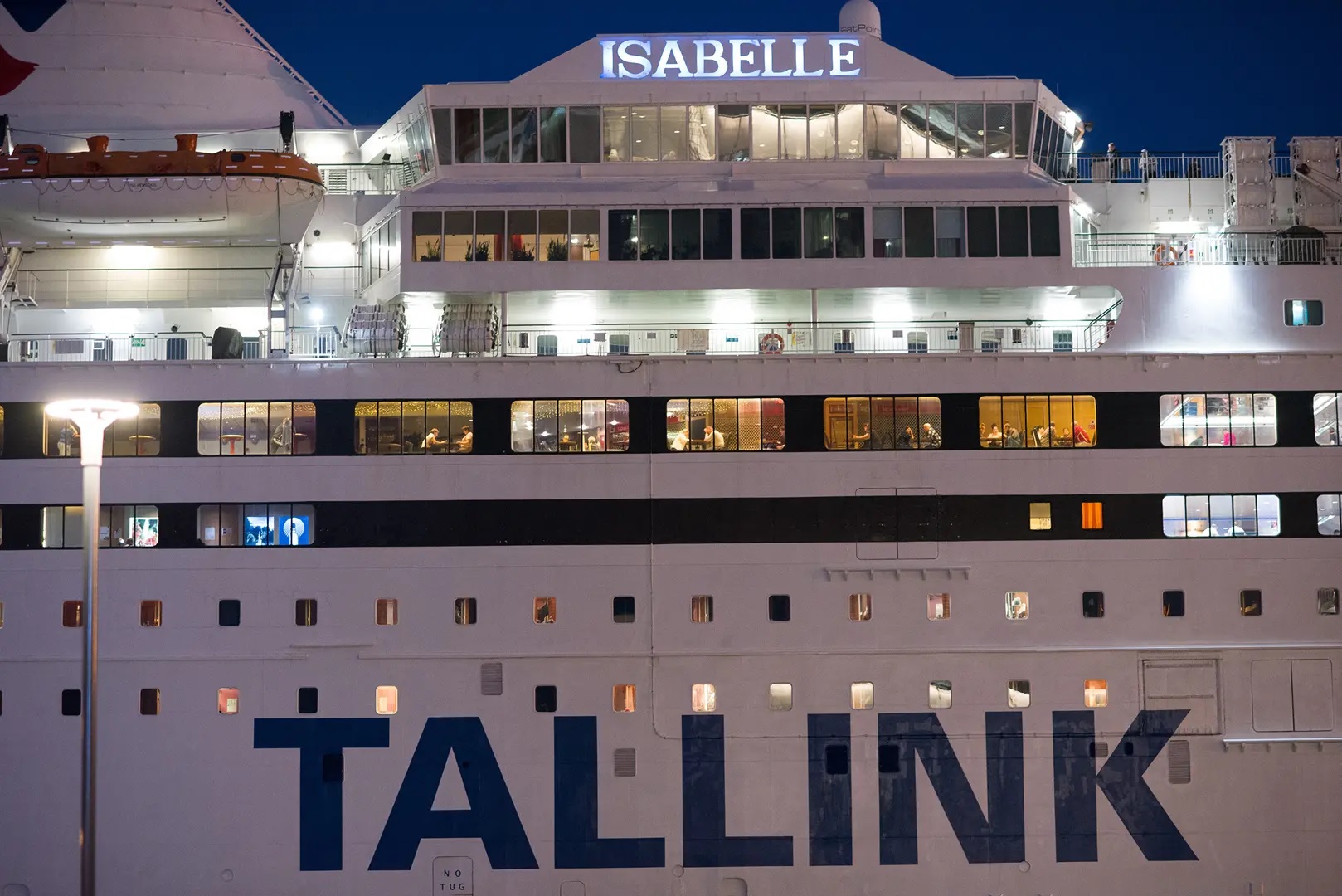 Естонія продовжила договір з Tallink про розміщення українських біженців на поромі – зараз там живуть 1,5 тисячі людей, майже третина з яких діти