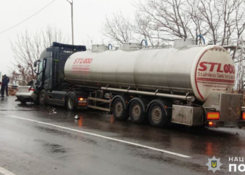 На Миколаївщині зіткнулись легковик та вантажівка: загинула пара молодих людей (ФОТО)