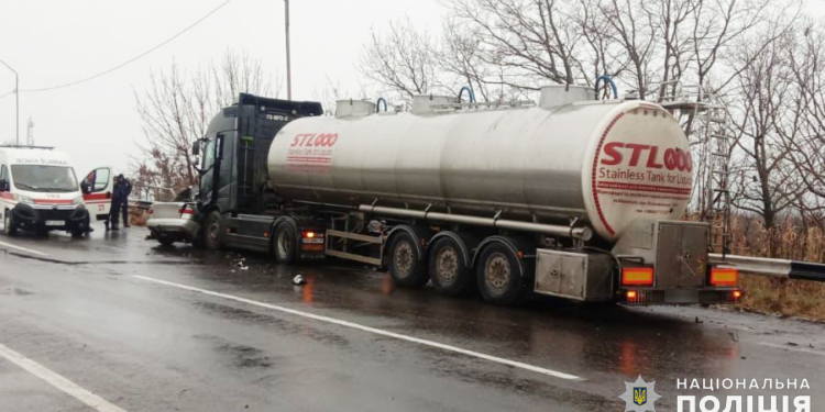 На Миколаївщині зіткнулись легковик та вантажівка: загинула пара молодих людей (ФОТО)