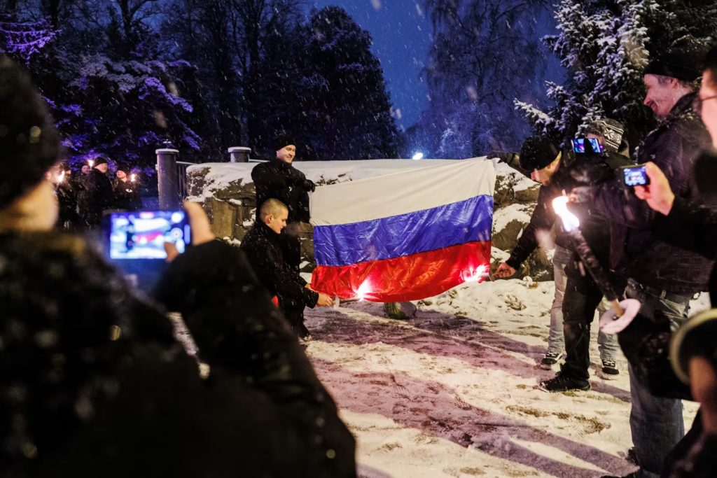 Під час святкування Дня незалежності Фінляндії спалили російський прапор 1