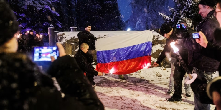 Під час святкування Дня незалежності Фінляндії спалили російський прапор