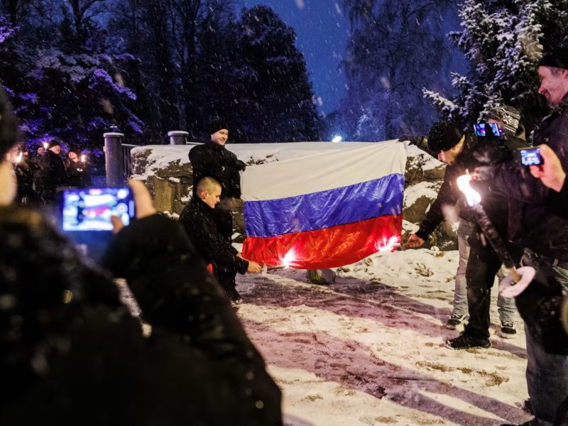 Під час святкування Дня незалежності Фінляндії спалили російський прапор