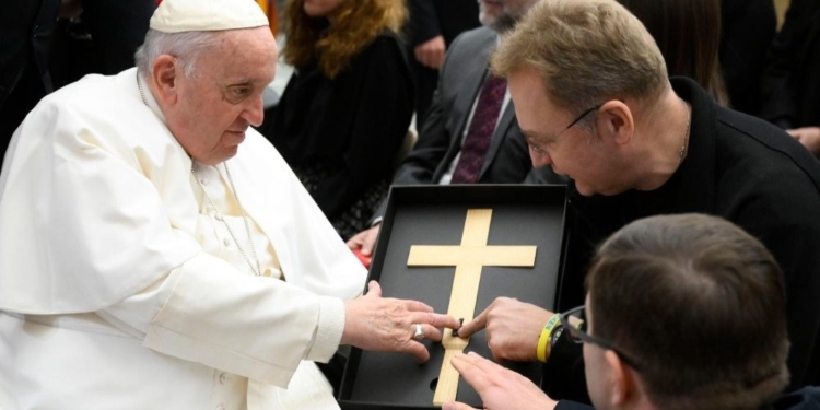 Мер Львова подарував Папі Римському хрест із осколком ракети, який був вийнятий з тіла пораненої дівчинки (ФОТО)