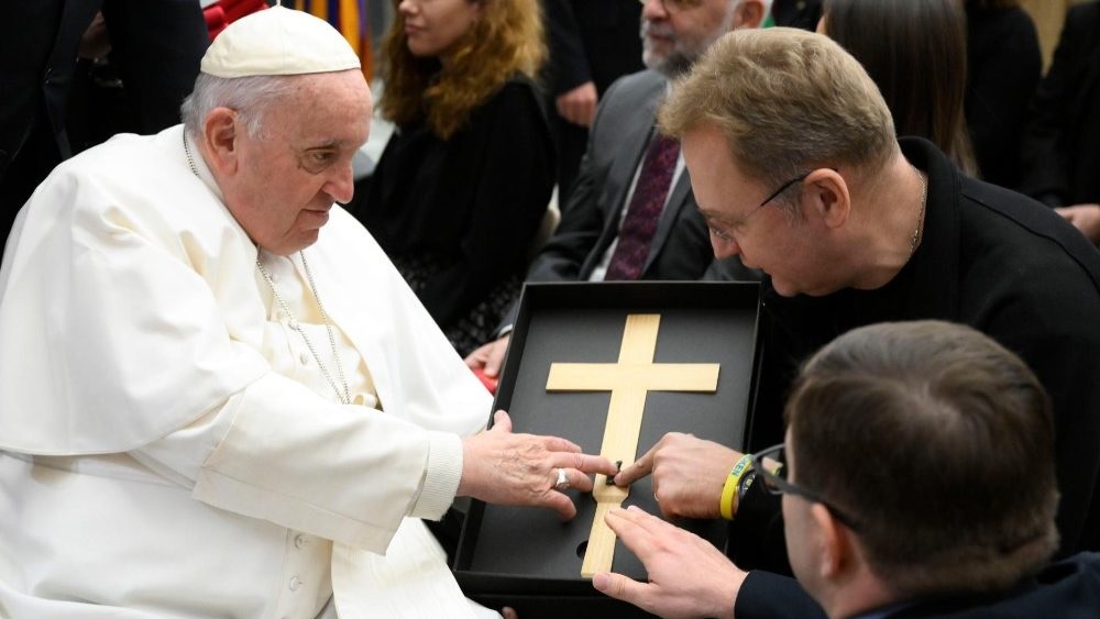Мер Львова подарував Папі Римському хрест із осколком ракети, який був вийнятий з тіла пораненої дівчинки (ФОТО) 1