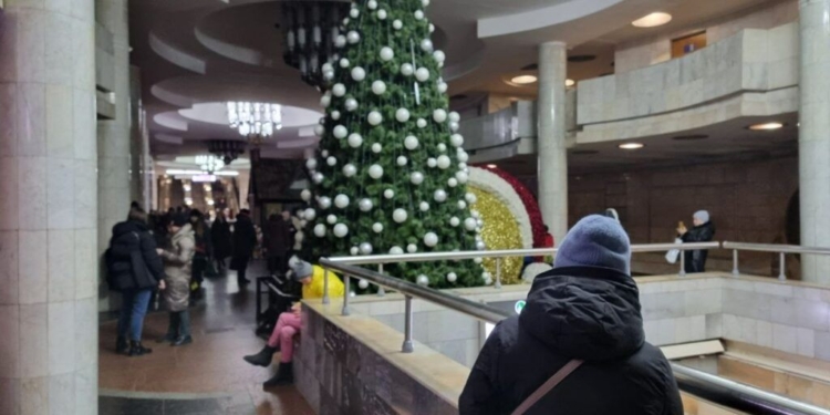 У Харкові новорічну ялинку встановили в метро