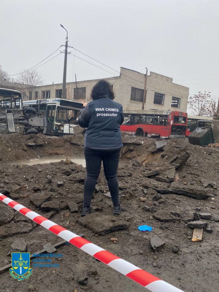 В Миколаєві внаслідок обстрілу постраждала 21 одиниця техніки, розпочато кримінальне провадження (ФОТО) 1