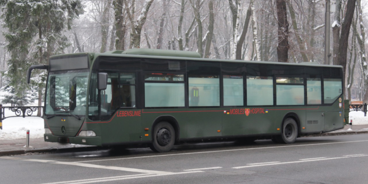 Німецькі та українські інженери та лікарі сконструювали мобільний шпиталь на базі автобуса – він вже переданий Командуванню Медичних Сил ЗСУ (ФОТО)