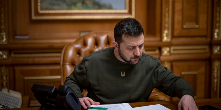 Підготовка до конференції в Парижі та українська формула миру: Зеленський по телефону поговорив з Макроном