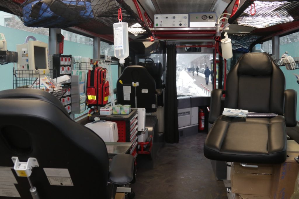 Німецькі та українські інженери та лікарі сконструювали мобільний шпиталь на базі автобуса – він вже переданий Командуванню Медичних Сил ЗСУ (ФОТО) 5