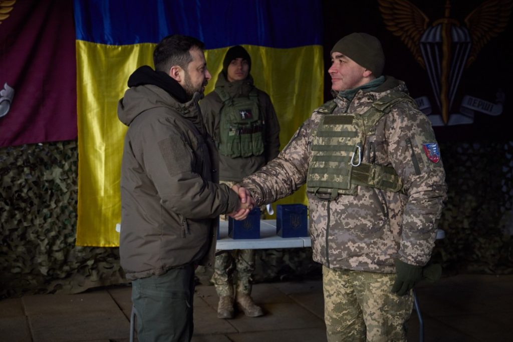 У День ЗСУ Зеленський зустрівся з українськими військовими на Донбасі та вручив їм державні нагороди (ФОТО) 3