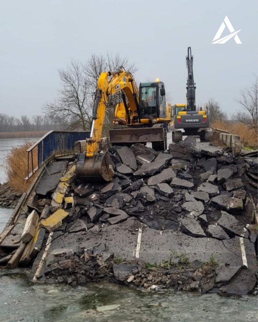 Поблизу трьох з шести зруйнованих на Миколаївщині мості вже зведені тимчасові переправи - Укравтодор (ФОТО) 1