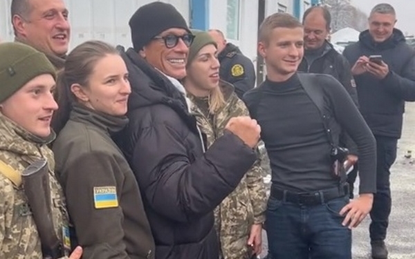 «Слава Україні!»: Жан-Клод Ван Дамм зустрівся з українськими військовими (ВІДЕО)