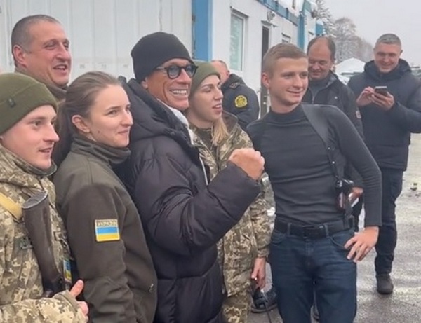 «Слава Україні!»: Жан-Клод Ван Дамм зустрівся з українськими військовими (ВІДЕО)