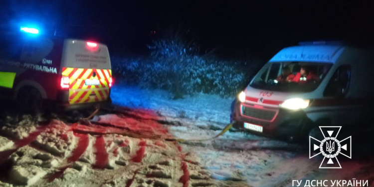 На Миколаївщині рятувальники витягли з багнюки «швидку допомогу»