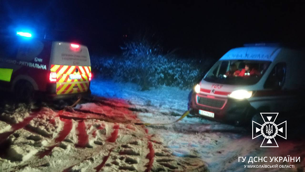 На Миколаївщині рятувальники витягли з багнюки «швидку допомогу»