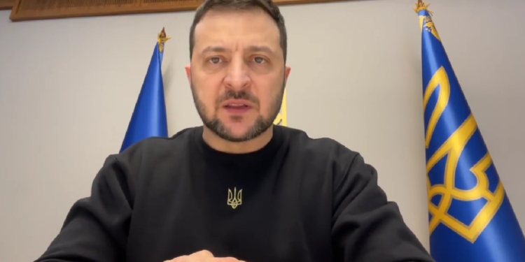 «Єдиний шлях припинити обстріли міст і сіл – це відтискати крок за кроком російських терористів з української землі» – звернення Зеленського (ВІДЕО)