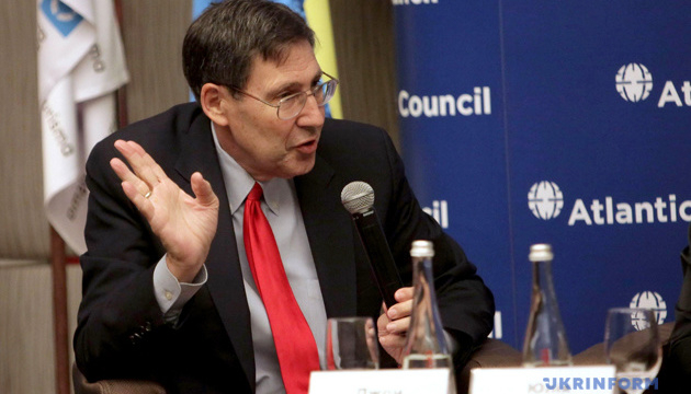 Повне відключення банків від SWIFT та замороження активів – ось що може змусити росію припинити ракетні обстріли України, – Гербст