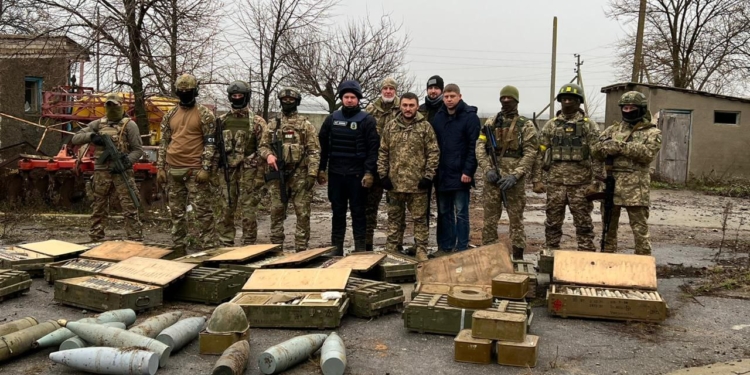 Поблизу Снігурівки на Миколаївщині знайшли черговий схрон російських боєприпасів (ФОТО)