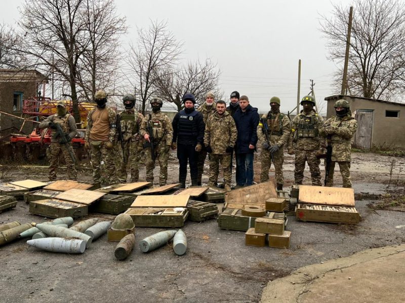 Поблизу Снігурівки на Миколаївщині знайшли черговий схрон російських боєприпасів (ФОТО)