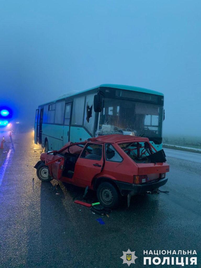 На Миколаївщині внаслідок зіткнення легковика та автобуса з пасажирами травмовані 5 людей (ФОТО) 1