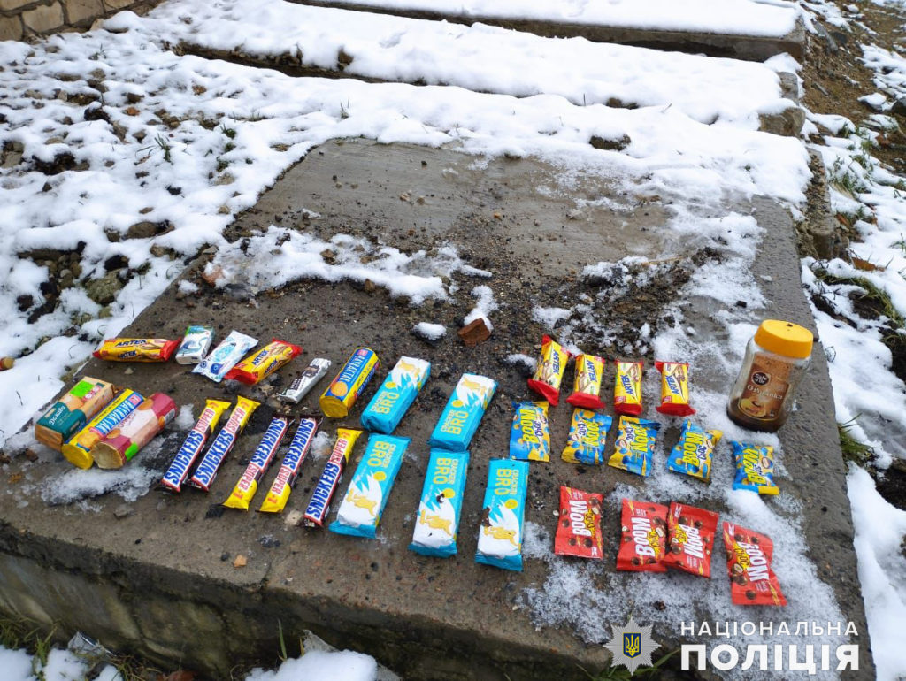 На Миколаївщині чоловік крав з магазинів солодощі, продукти харчування та гроші – його затримали (ФОТО) 1