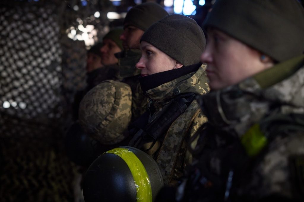У День ЗСУ Зеленський зустрівся з українськими військовими на Донбасі та вручив їм державні нагороди (ФОТО) 5