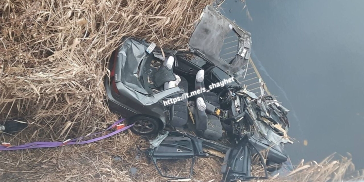 На Миколаївщині – смертельна ДТП: авто з трьома дорослими та двома дітьми впало в річку, всі загинули (ФОТО)