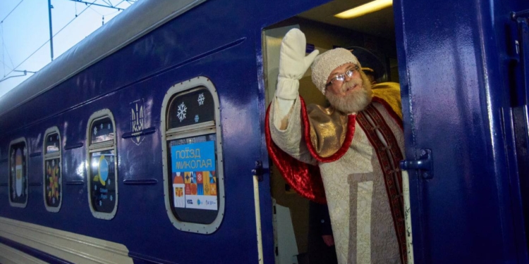 Укрзалізниця та ЮНІСЕФ запустили Поїзд святого Миколая – подарунки їдуть дітям на деокупованій Донеччині, Харківщині, у Миколаєві та Херсоні (ФОТО)