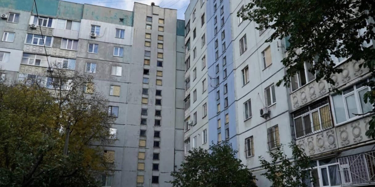 У Миколаєві за тиждень відремонтували 13 покрівель багатоповерхівок і 2 шкіл, замінили вікна в дитсадку: звіт міськвлади