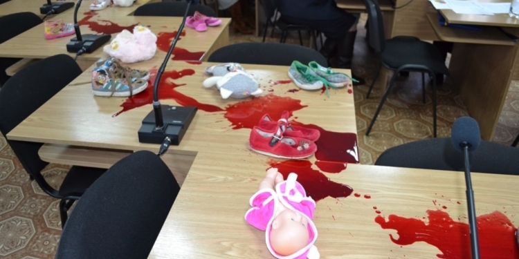 Скандал в міськраді Южноукраїнська на Миколаївщині: на столах депутатів від ОПЗЖ розлили рідину, схожу на кров, поклали дитячі іграшки та взуття (ВІДЕО)