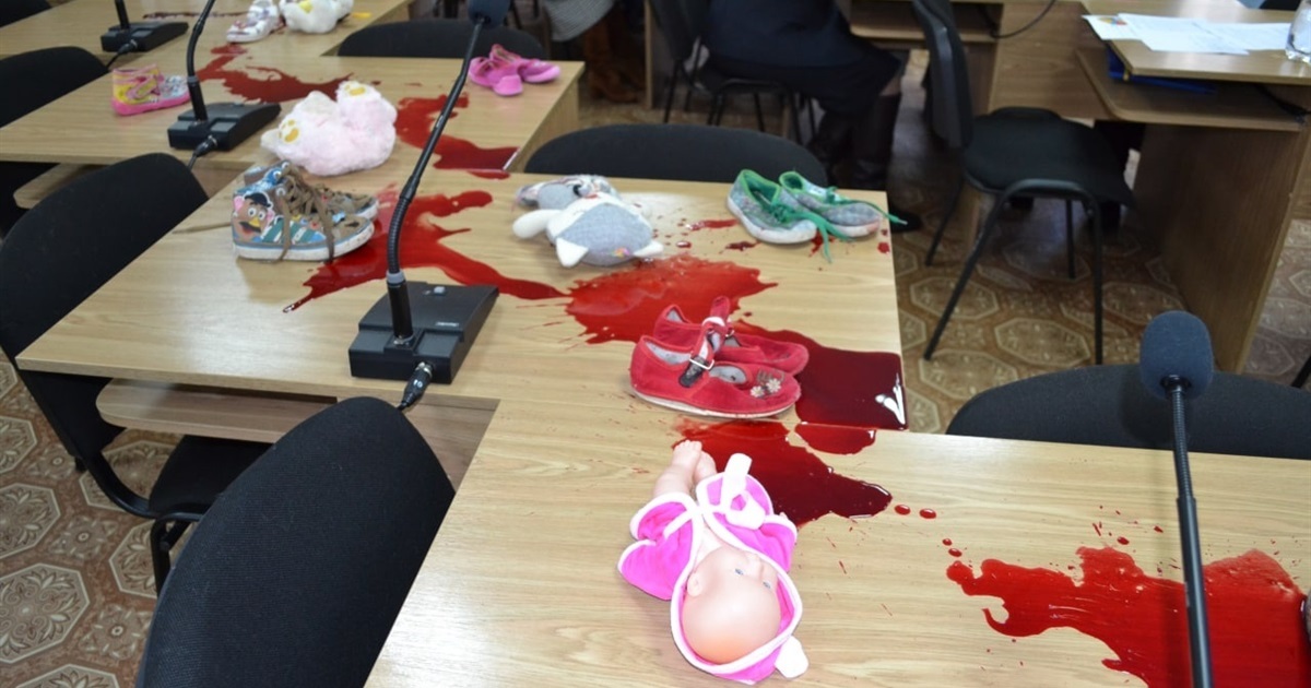 Скандал в міськраді Южноукраїнська на Миколаївщині: на столах депутатів від ОПЗЖ розлили рідину, схожу на кров, поклали дитячі іграшки та взуття (ВІДЕО)