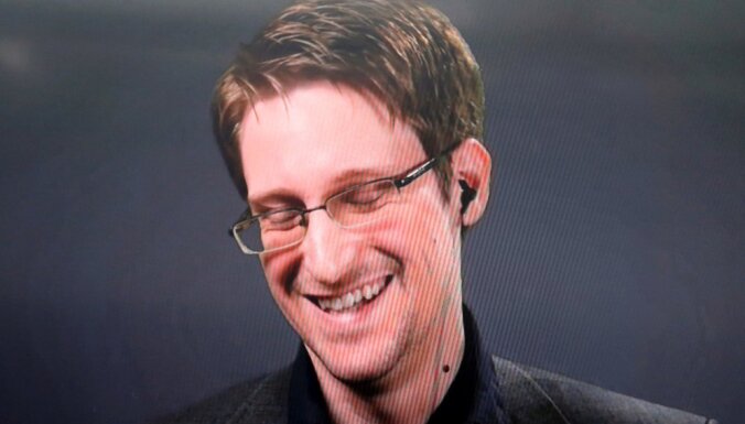 Нічого дивного, просто кінець гучної справи: Сноуден отримав російський паспорт і присягнув на вірність росії