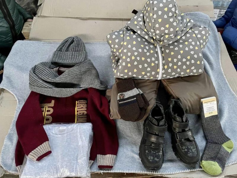 Для дітей з деокупованих територій Миколаївщини отримано 3000 комплектів гуманітарного дитячого зимового одягу. Кому передали (ФОТО)