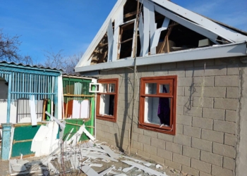 «Окупанти били зі ствольної артилерії»: в Офісі Президента показали наслідки російського обстрілу Очакова на Миколаївщині (ФОТО)