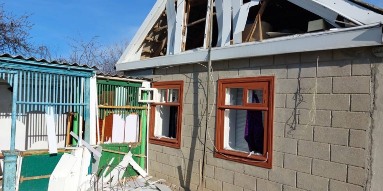 «Окупанти били зі ствольної артилерії»: в Офісі Президента показали наслідки російського обстрілу Очакова на Миколаївщині (ФОТО)