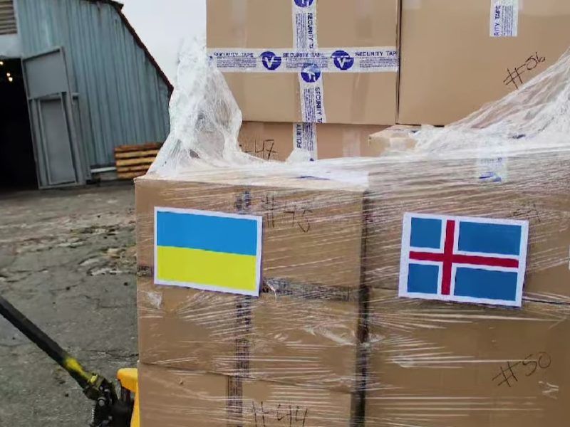 Ісландія надіслала для українських військових близько 12 тисяч одиниць зимового одягу, зокрема, і зв’язаного вручну (ВІДЕО)