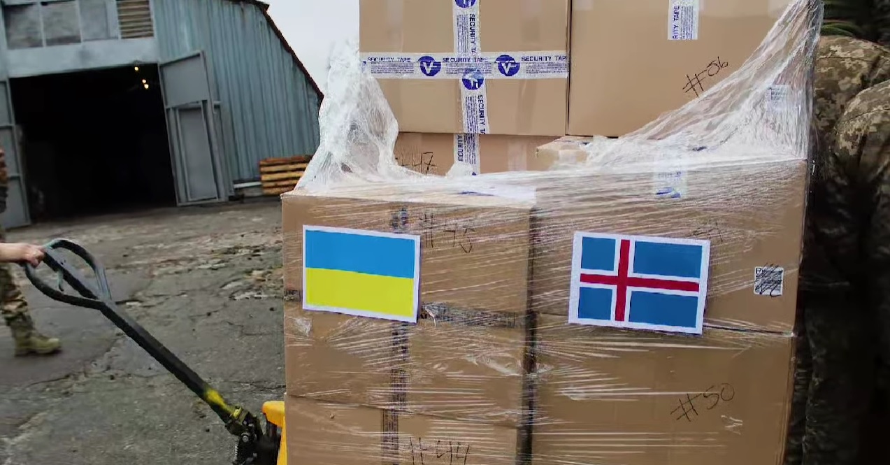 Ісландія надіслала для українських військових близько 12 тисяч одиниць зимового одягу, зокрема, і зв’язаного вручну (ВІДЕО)