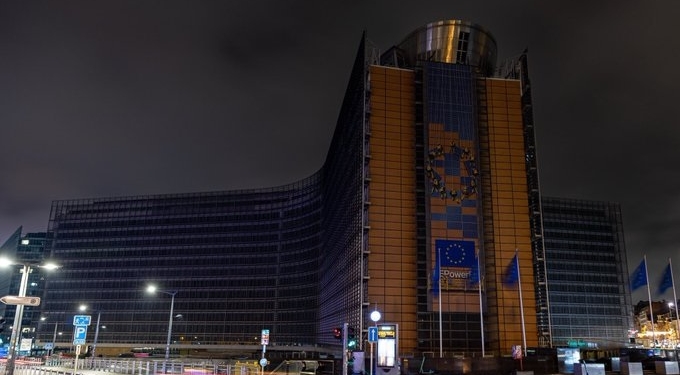 LightUpUkraine: на знак солідарності з Україною вимкнули на час від освітлення будівлю ЄК, головну ялинку Болгарії на Чернінський палац у Чехії (ФОТО)