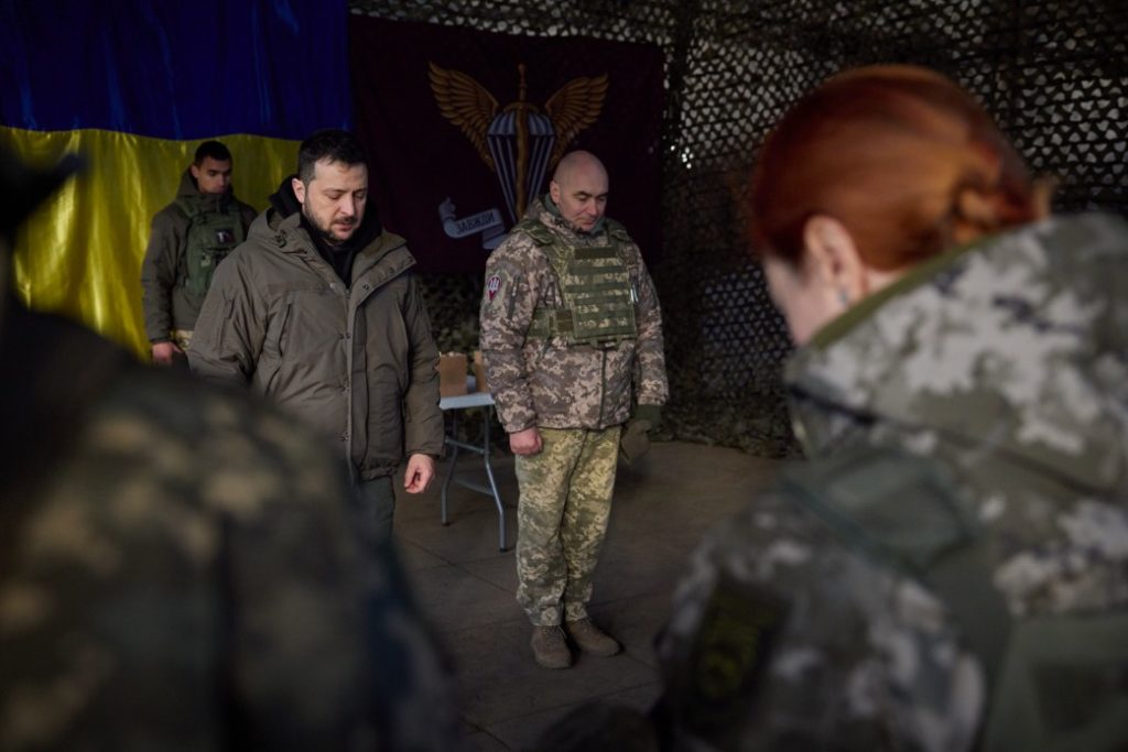 У День ЗСУ Зеленський зустрівся з українськими військовими на Донбасі та вручив їм державні нагороди (ФОТО) 7