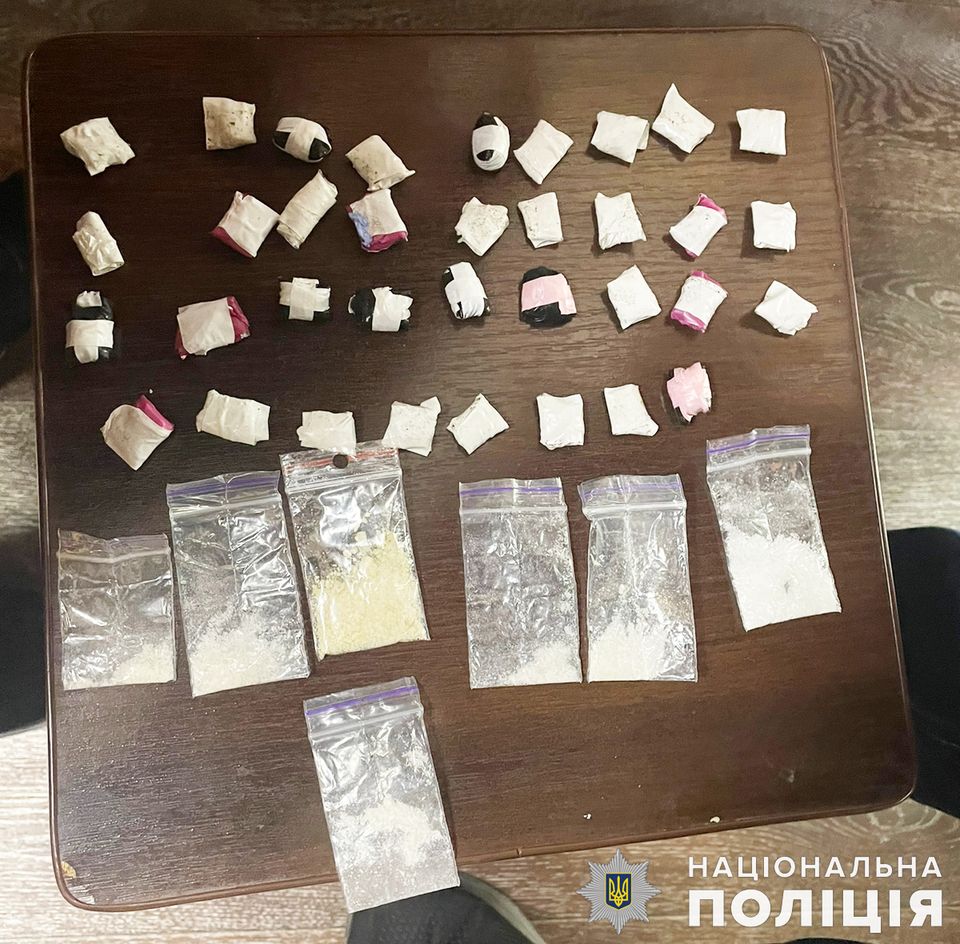Незаконно зберігав наркотики, зброю і вибухівку - у Миколаєві поліцейські затримали місцевого жителя (ФОТО) 1